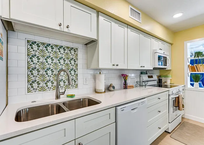 Walk To Cafes! Beachfront Indian Shores Escape * Clearwater Beach