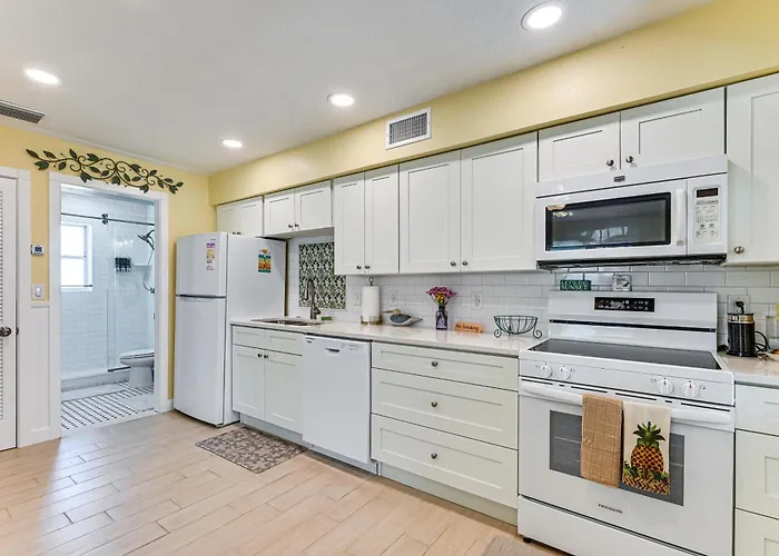 Walk To Cafes! Beachfront Indian Shores Escape * Clearwater Beach