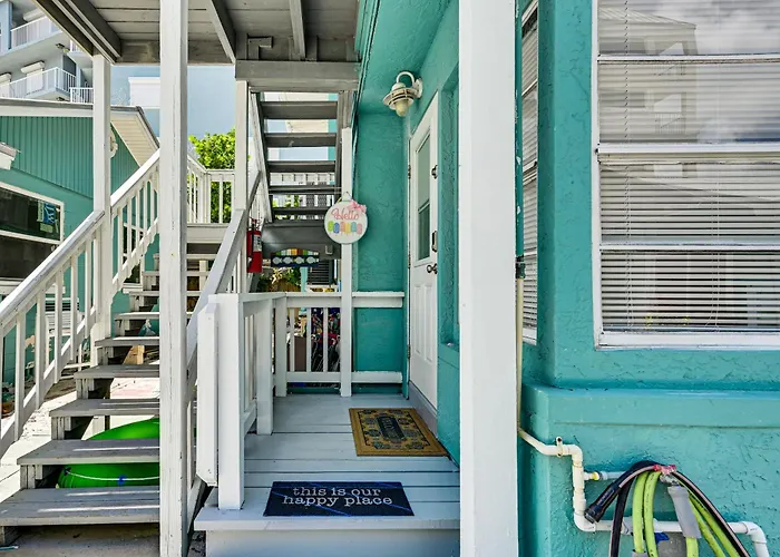 Walk To Cafes! Beachfront Indian Shores Escape *