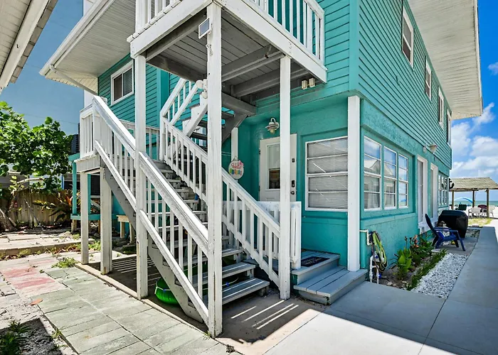 Walk To Cafes! Beachfront Indian Shores Escape