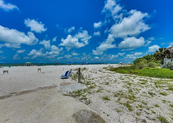 Walk To Cafes! Beachfront Indian Shores Escape *